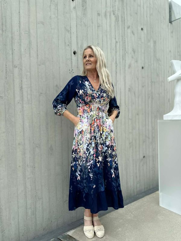 Nisha Kjole Marine Blå