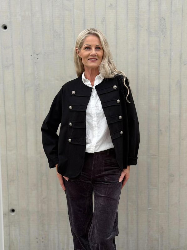 Julia Jakke Sort