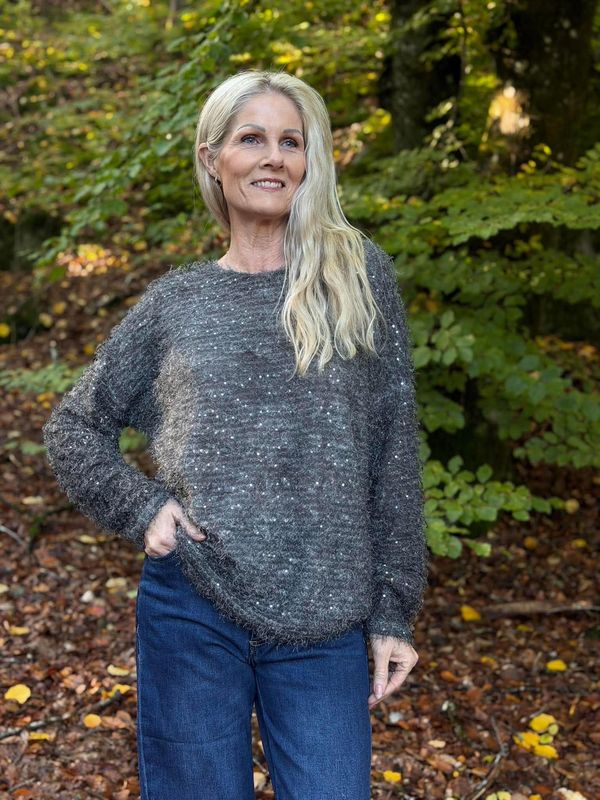 Simone Genser Grå