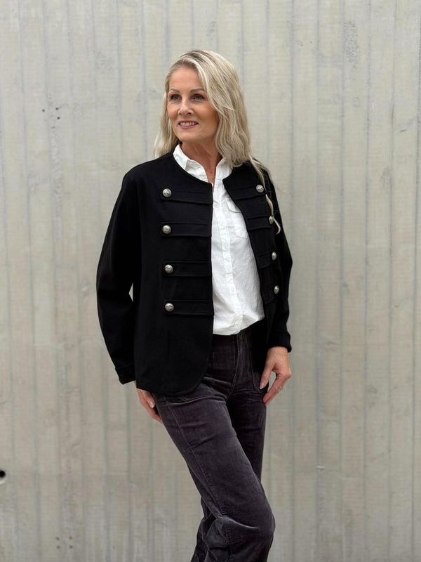 Julia Jakke Sort