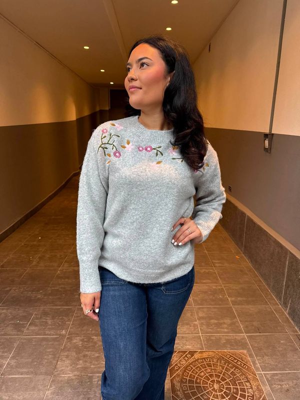 Adriana Genser Grå