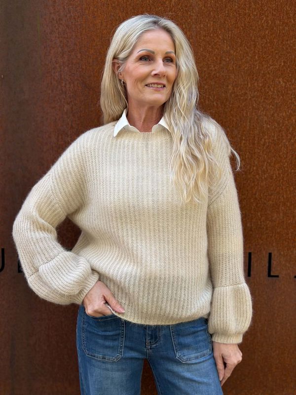 Mikela Genser Beige